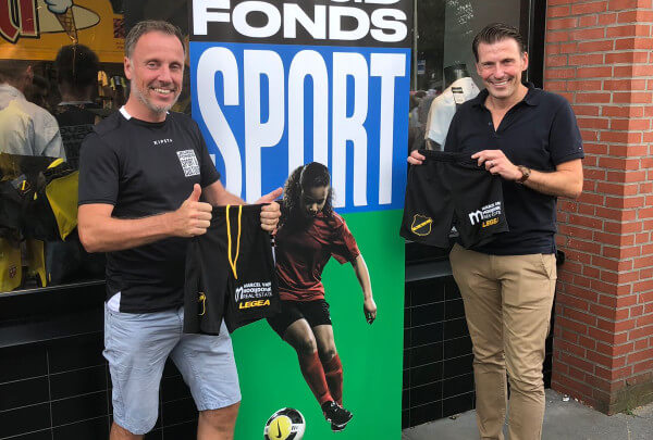 Marcel van Hooijdonk | De overhandiging van de 50 sportbroekjes aan het Jeugdsportfonds namens Marcel van Hooijdonk